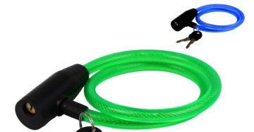 Cabo Antifurto produto esportivo em cores verde, vermelho e azul com chaves